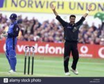 pakistans-waqar-younis-r-celebrates-taking-the-wicket-of-englands-GYWND9.jpg