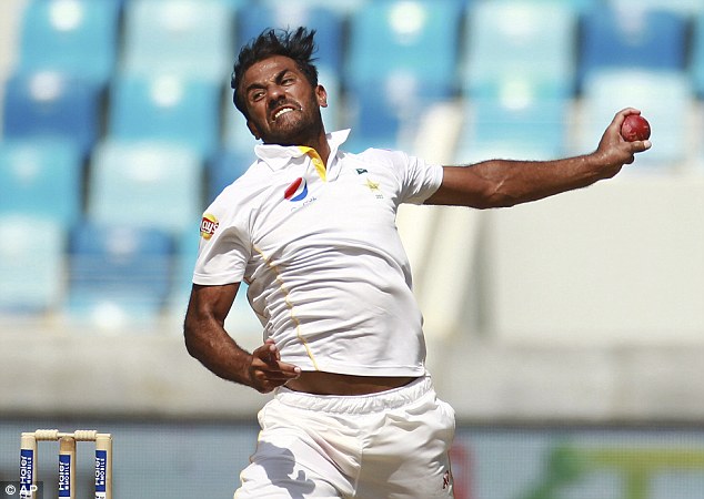 2DB963DA00000578-3291420-Wahab_Riaz_charges_in_to_bowl_during_Pakistan_s_second_Test_defe-a-18_1445943554408.jpg