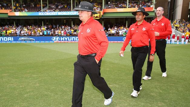 Officianting-in-his-100th-ODI-Umpire-Ian-Gould-walks-onto-the-field84.jpg