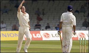 _38163932_joneswicket300.jpg