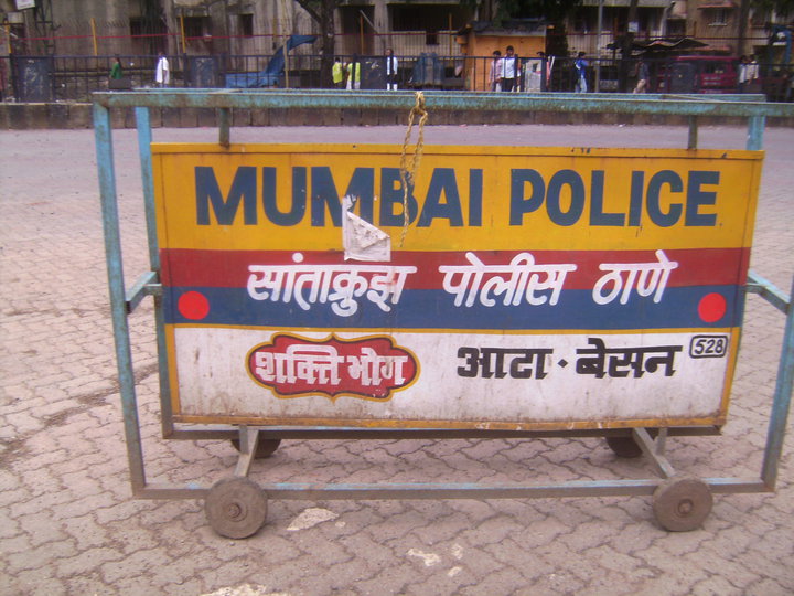 mumbai-police-sign-board-nakabandi.jpg