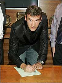 _41710684_signing203270pa.jpg