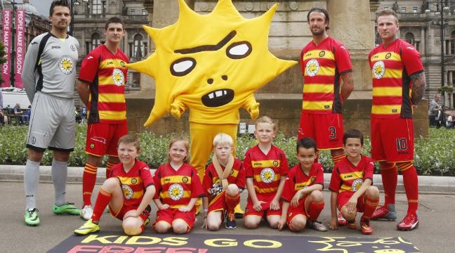 controversial-partick-thistle-mascot-kingsley-goes-viral---and-proves-a-hit-with-the-kids-136398988205103901-150630214039.jpg