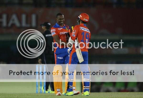 Dwayne-Bravo-Dinesh-Karthik_zpshsubxxg3.jpg