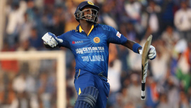 Sri-Lankan-batsman-Angelo-Mathews-celebrates-his-century1.jpg